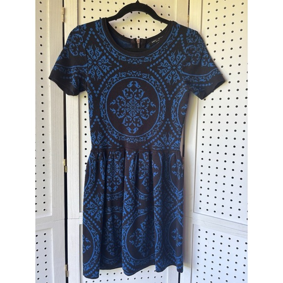 Romeo & Juliet Couture Dresses & Skirts - Romeo + Juliet Couture Black and Blue Damask Short Sleeve Sweater Dress Sz Small